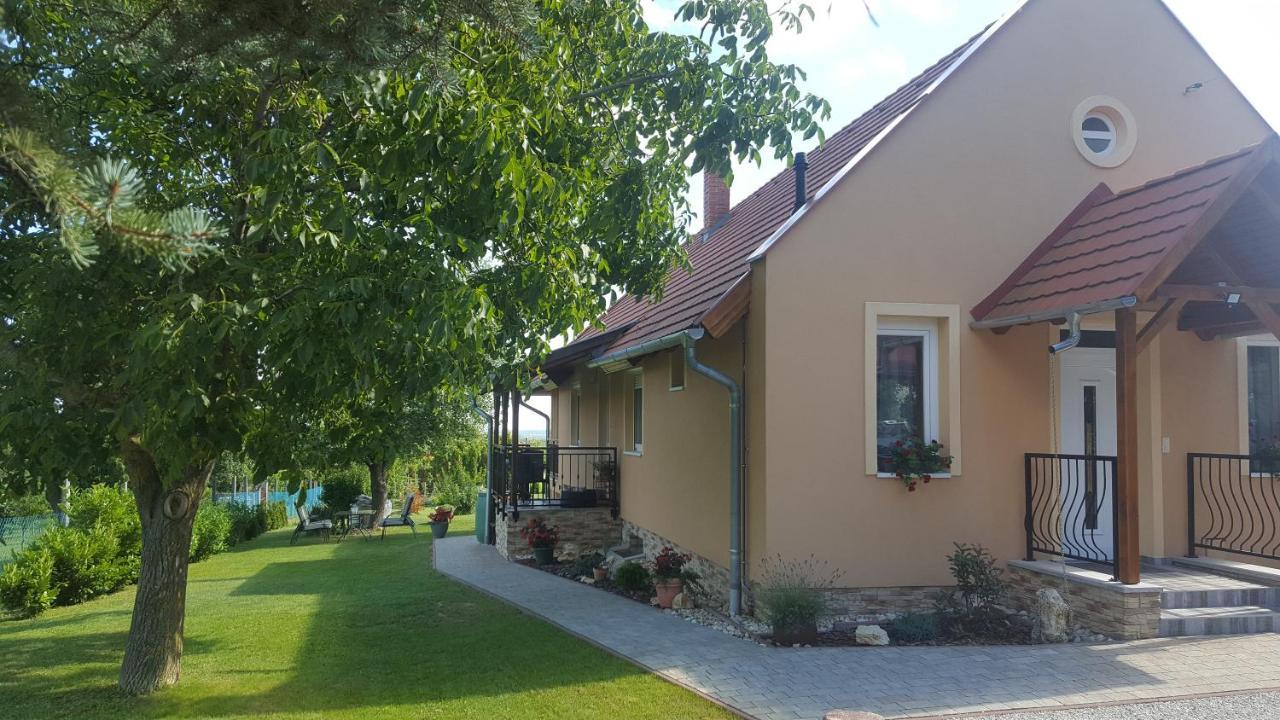 Gyoengyvirag Apartman Keszthely Buitenkant foto