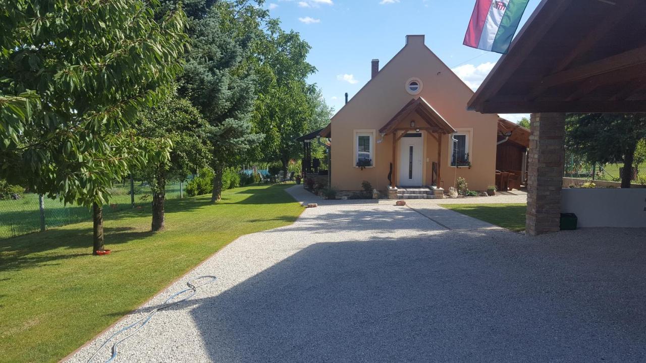 Gyoengyvirag Apartman Keszthely Buitenkant foto
